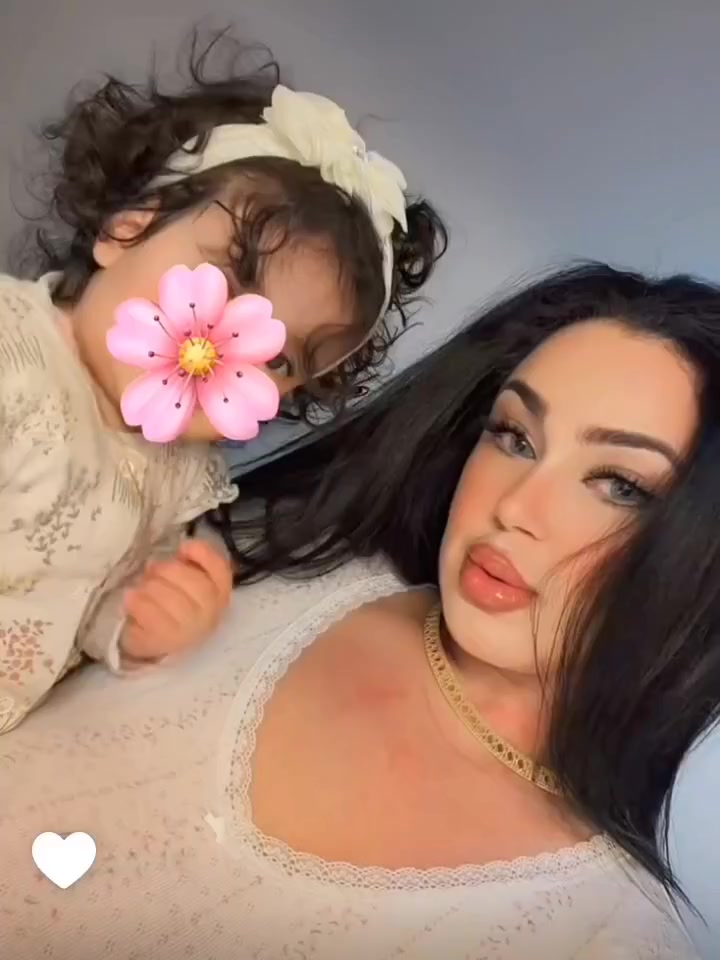 @chahinez_
