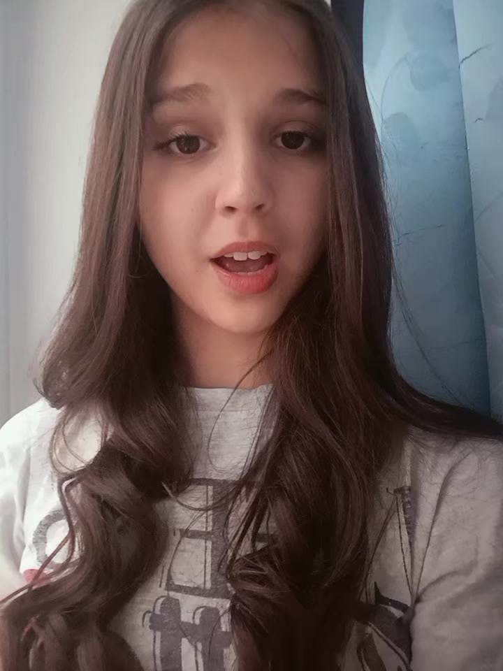 @)