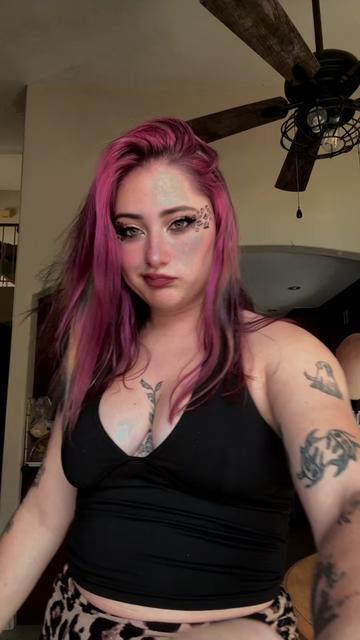 @Kelly 💖 Streamer + Gamer 🎮✨
