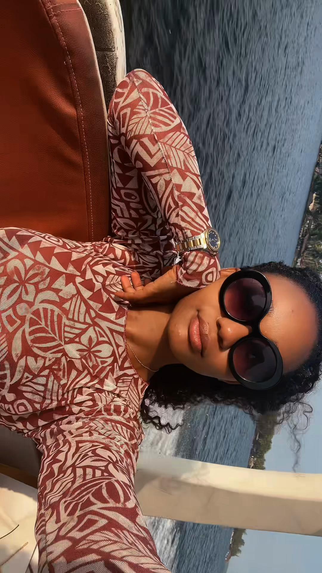 @V E L O U R A