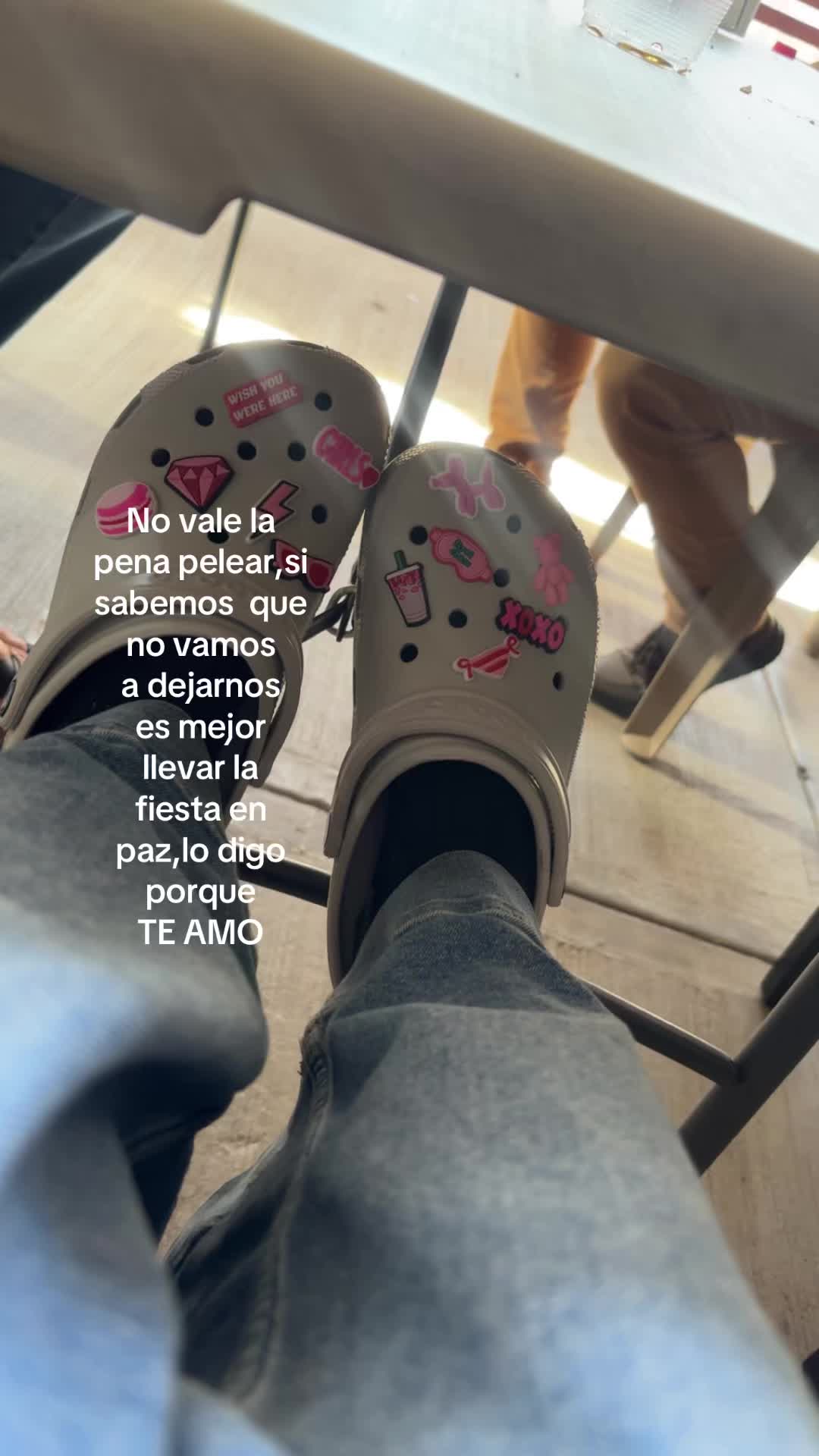 @✌🏻🙂&zwj;&harr;️