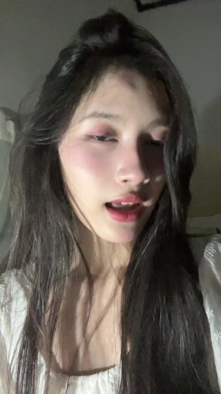 @elliciousy