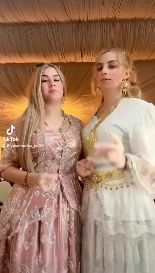 @LarisaRose