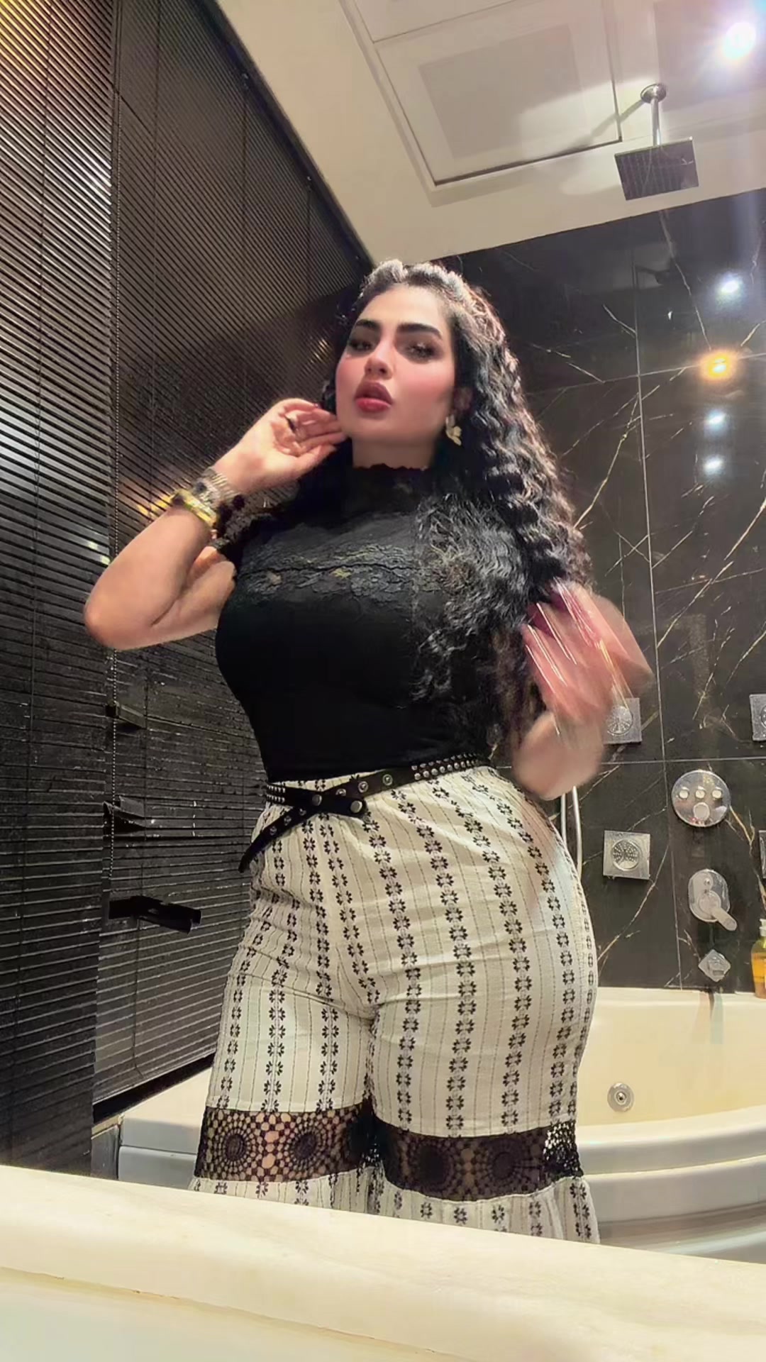 @الفنانه قمر الزمان