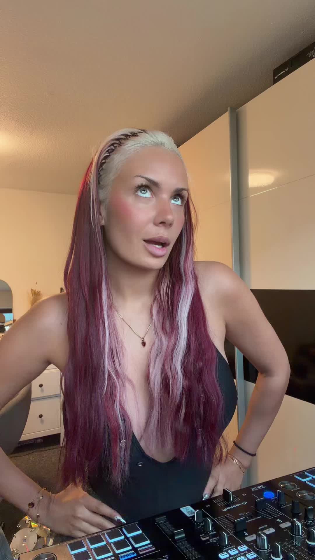 @NYXEA
