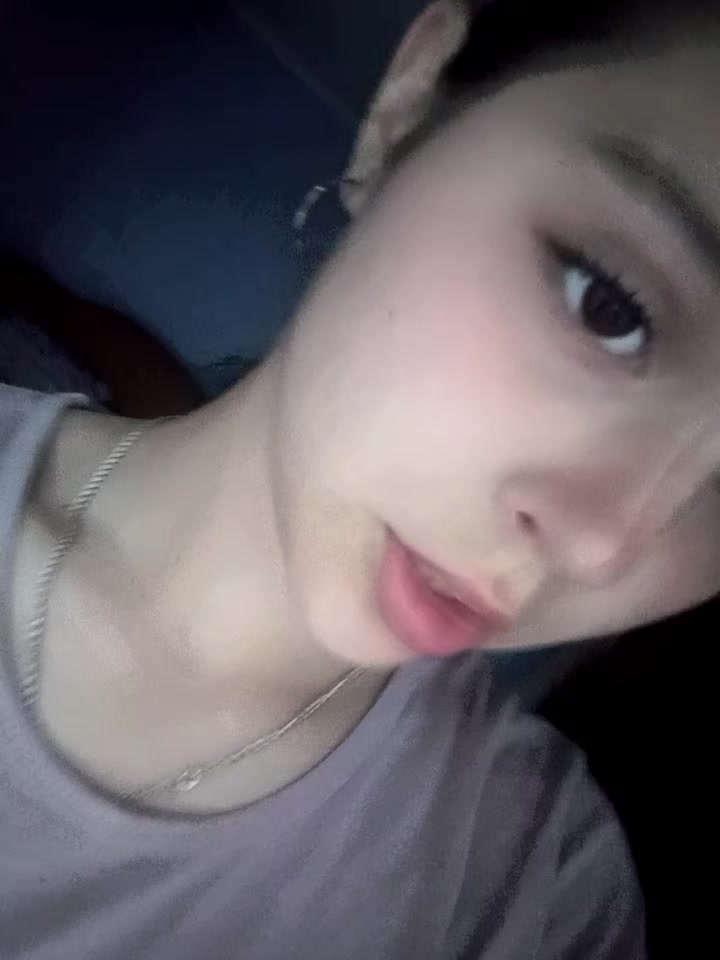 @)