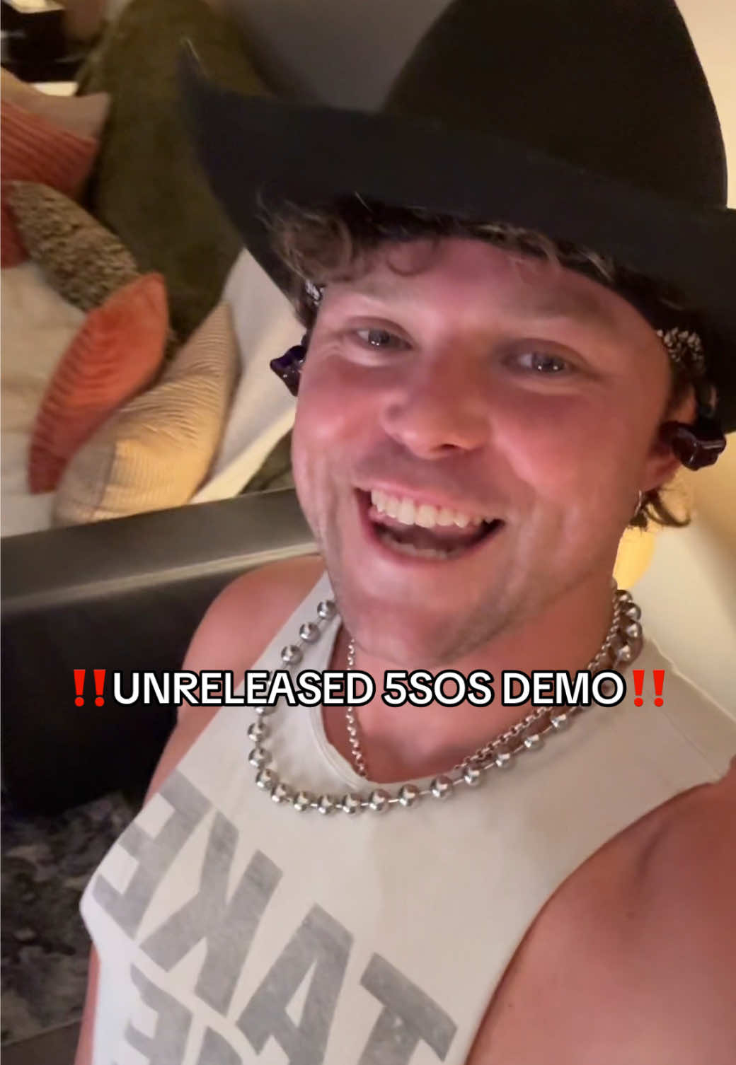 @Ashton irwin