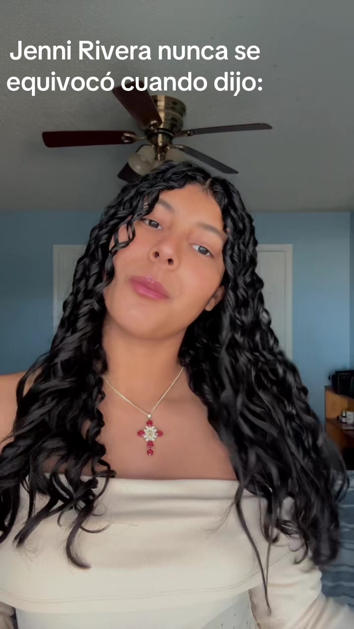@Alison González