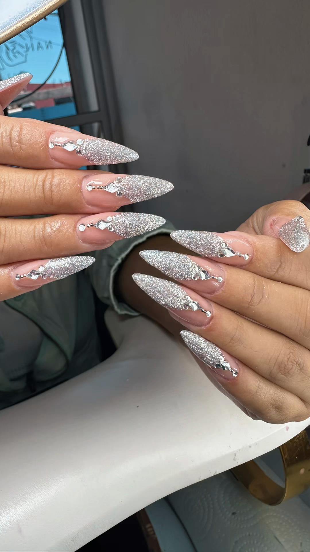 @mahalonails&lashes
