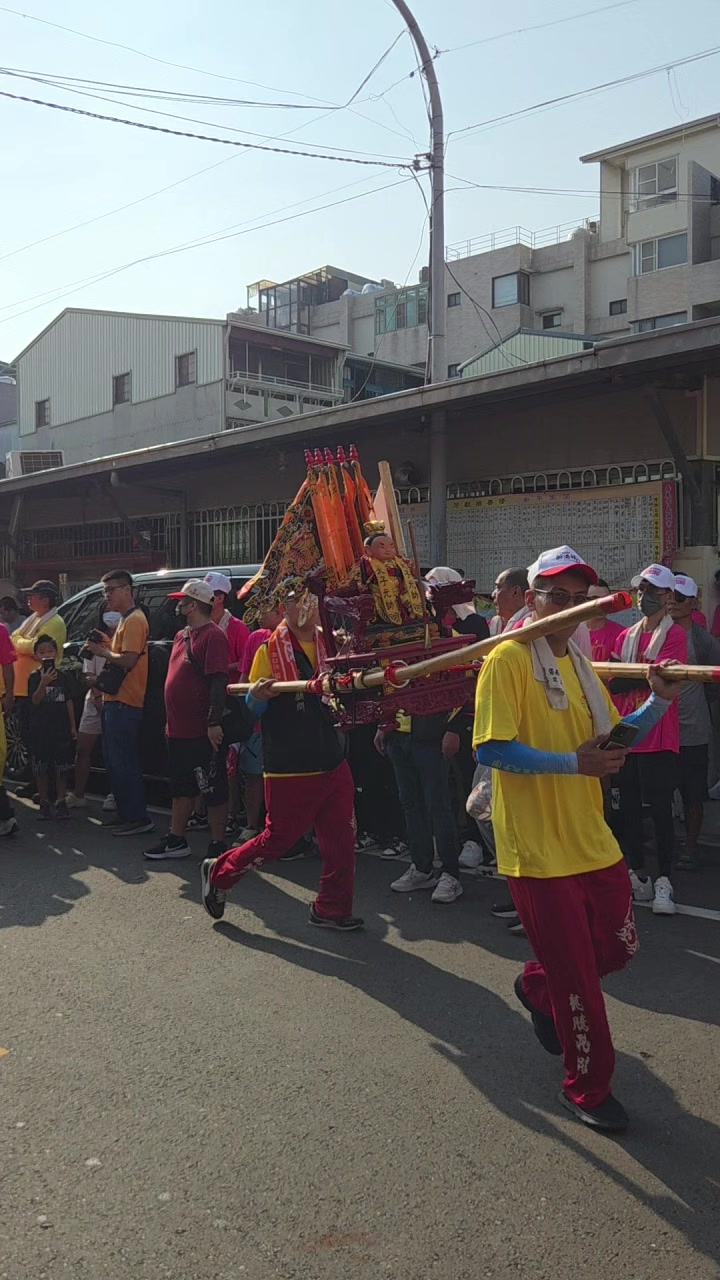 @帥哥跑廟會