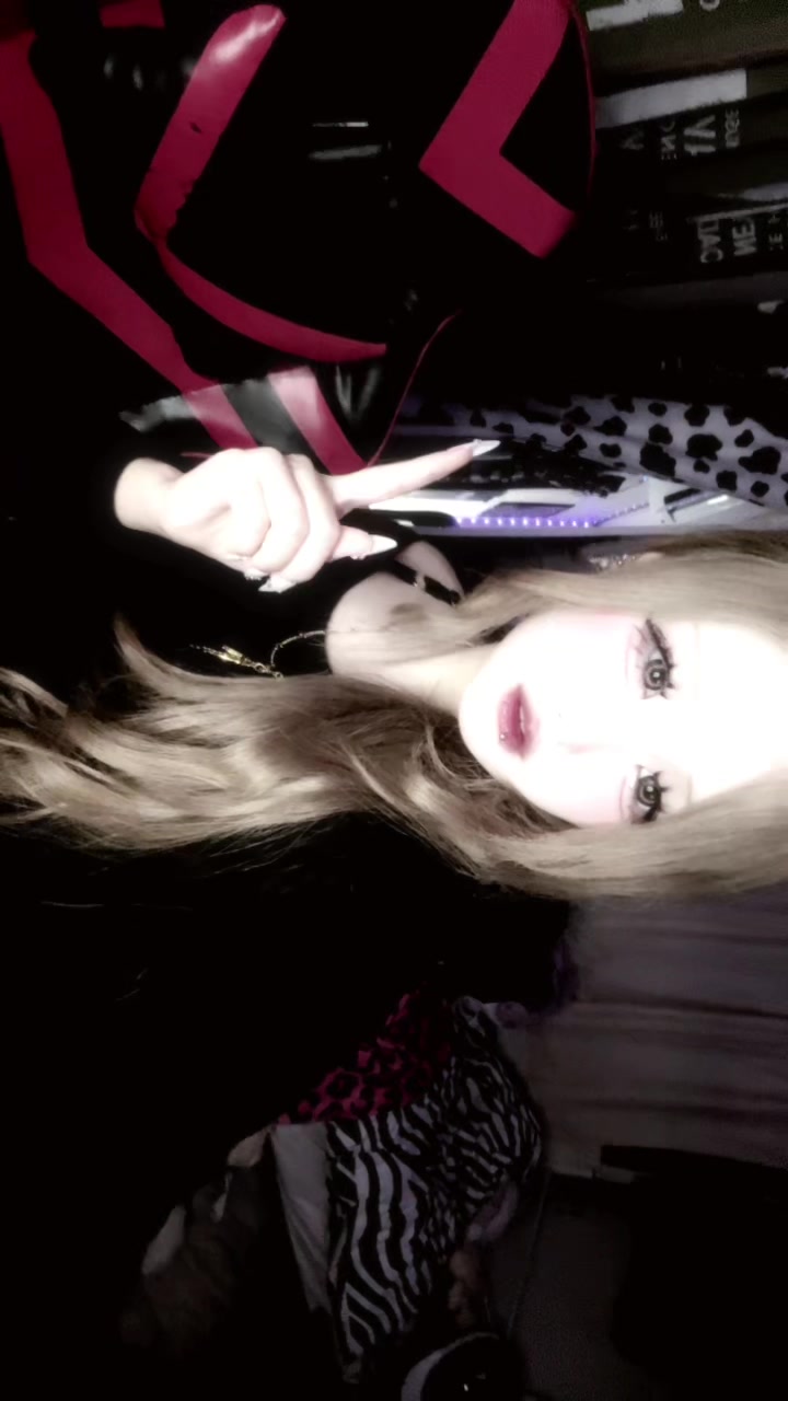 @𝔈♛︎