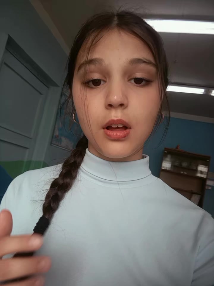 @)