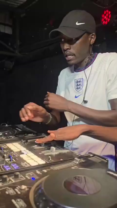 @WEEPON THE ENTERTAINER (DJ)