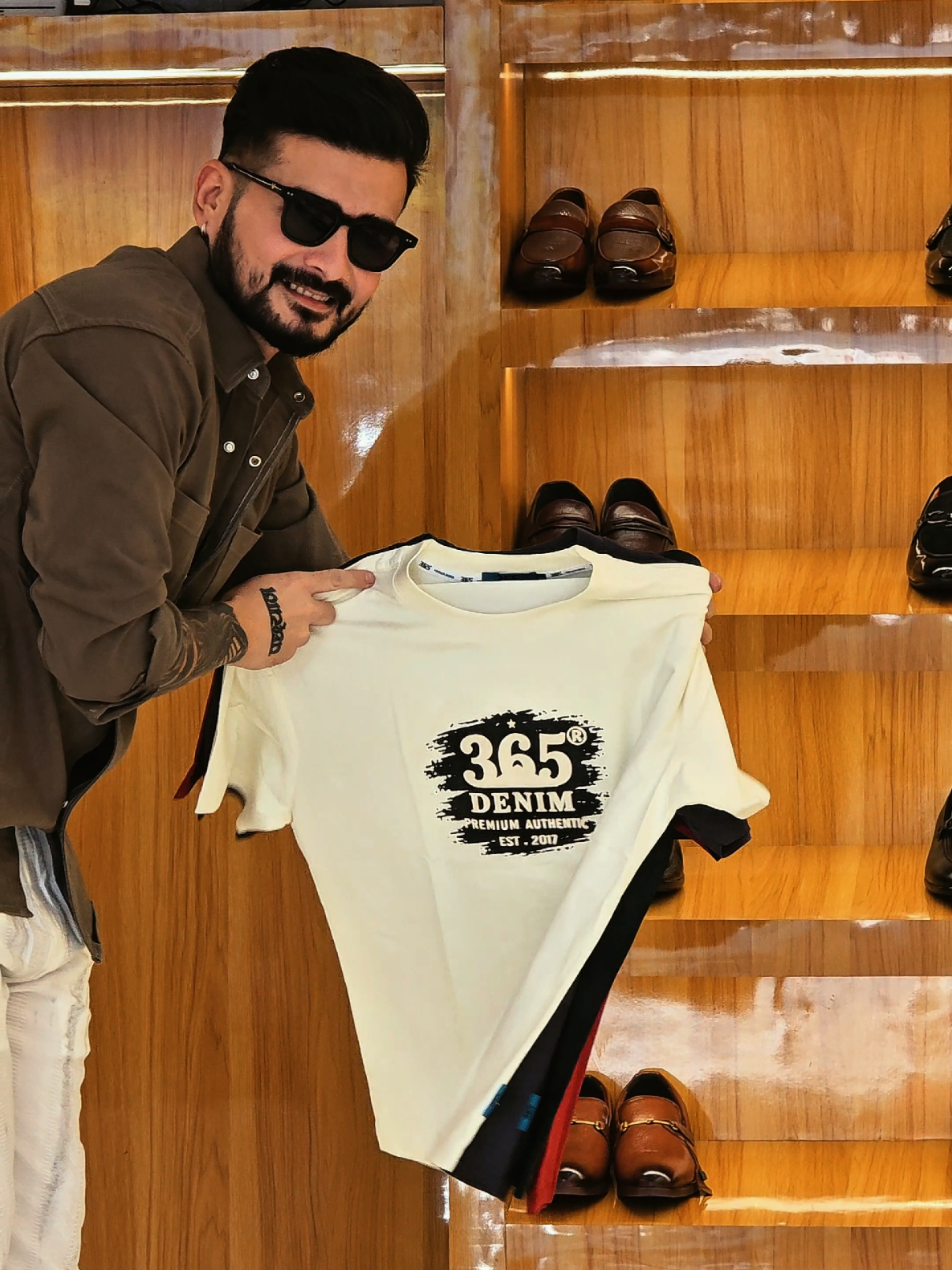 @पछ्याण wears