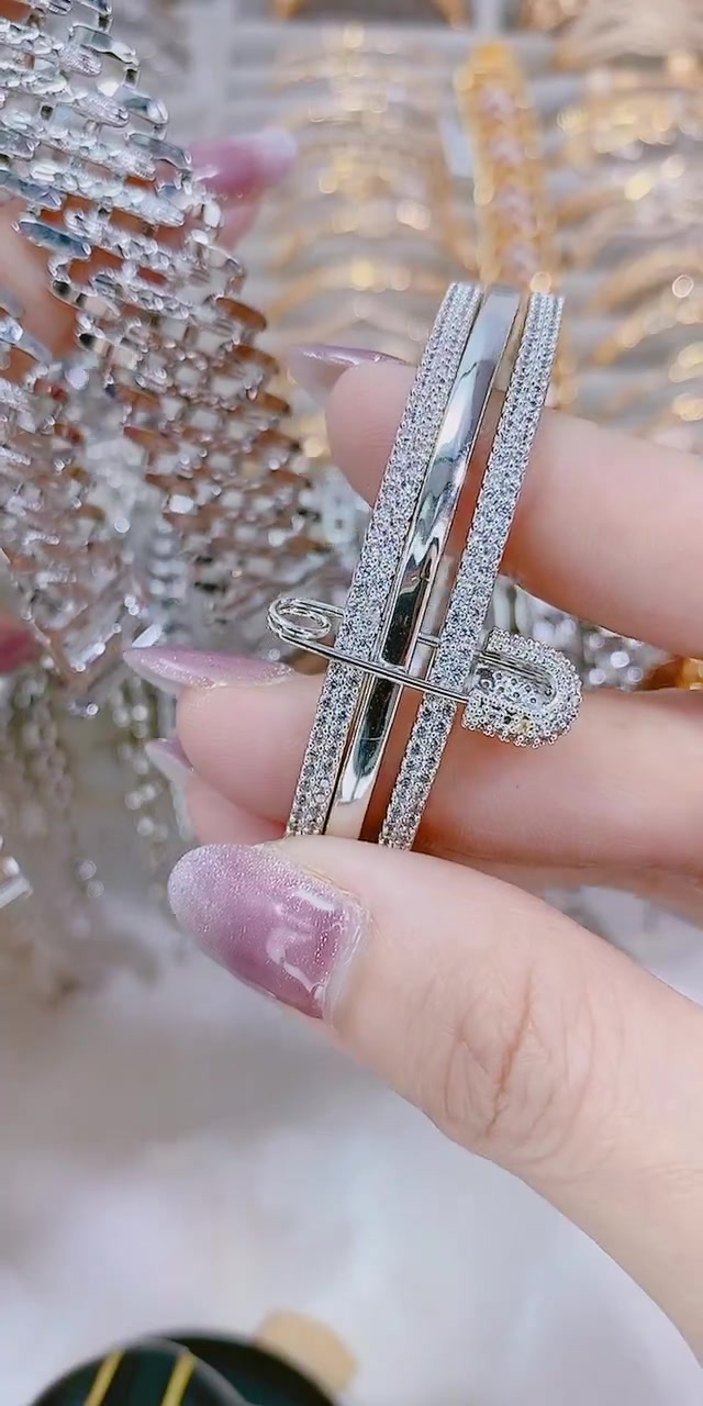 @Model Manis Perhiasan