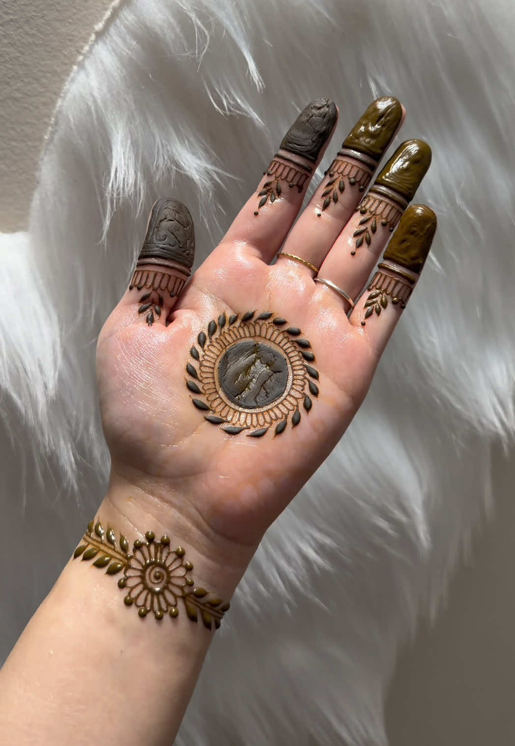 @charmsofmehandi