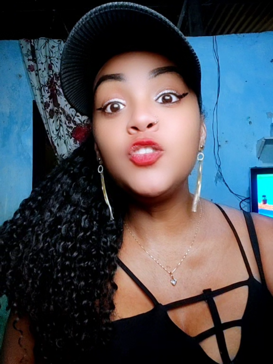 @Lucy a guria da blusa preta