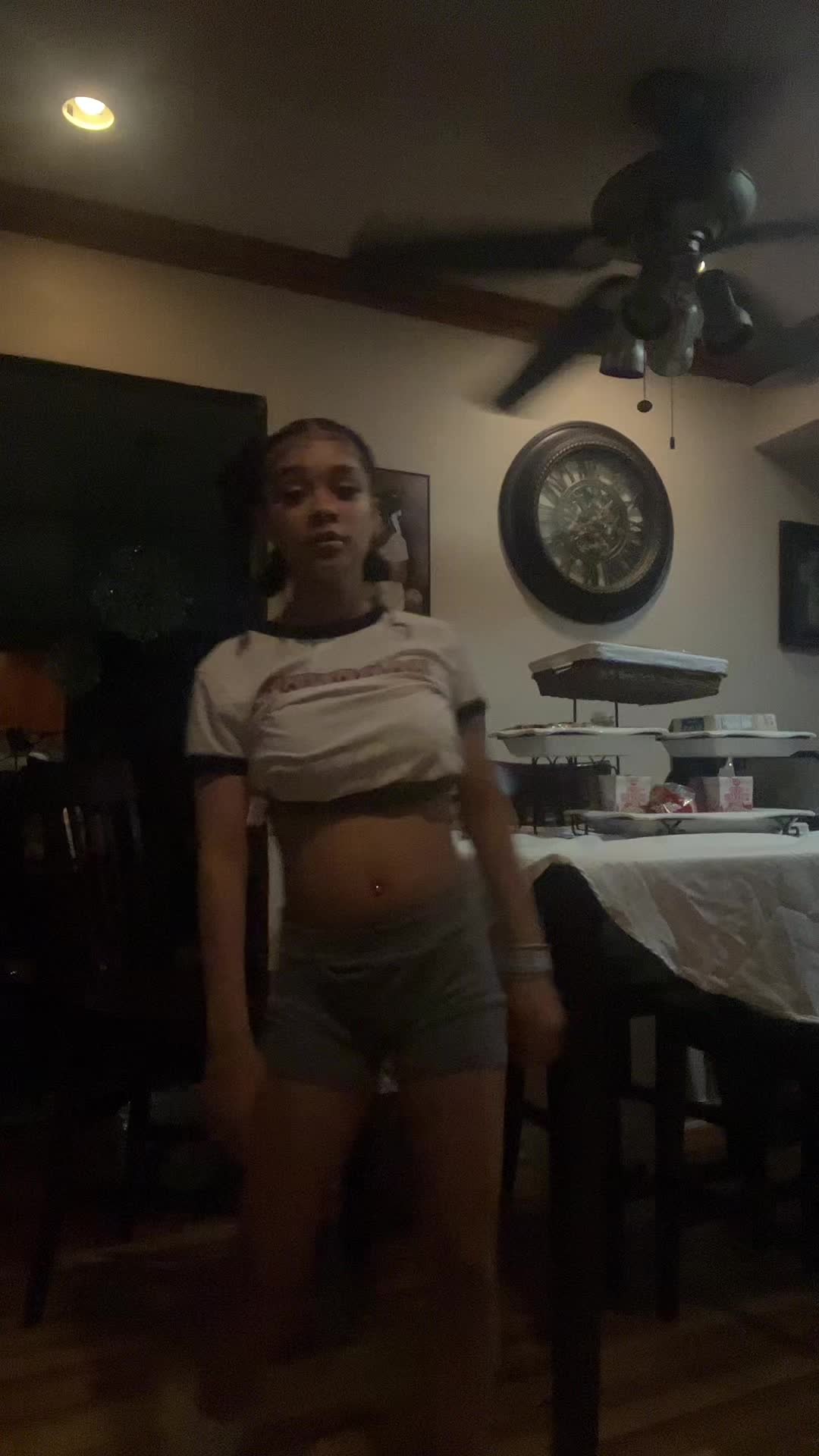 @🧛🏽&zwj;♀️👩🏼&zwj;🎤🎀🫧
