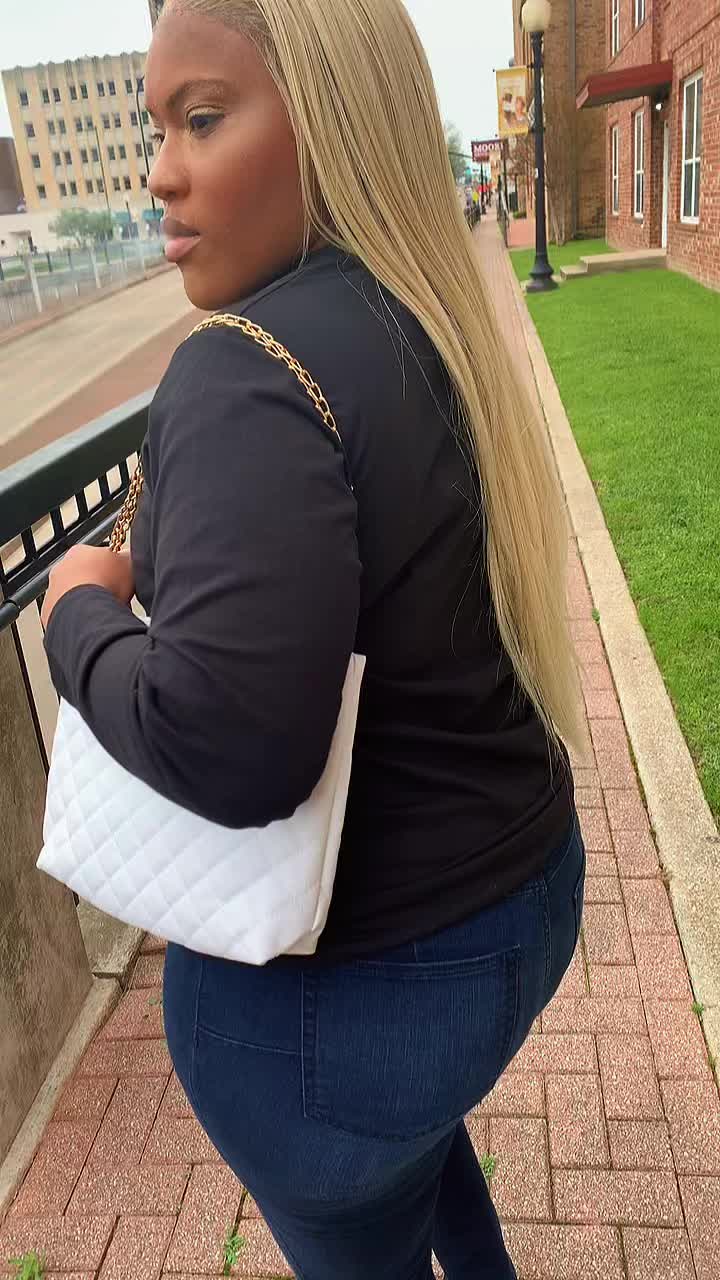 @Queen V33 Cosmetics