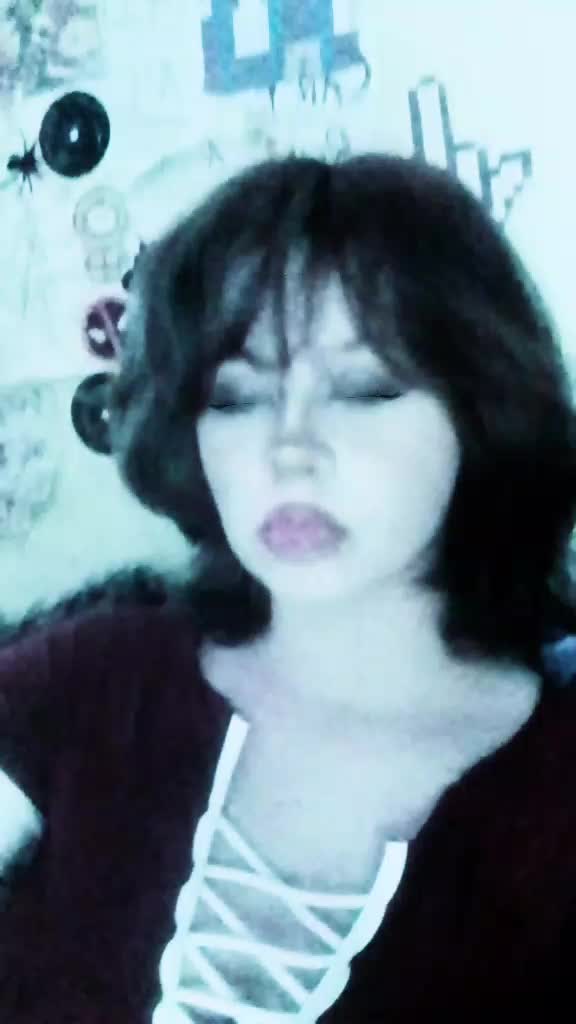 @~♪★𝔲𝔯 𝔪𝔬𝔪𝔰 𝔱𝔥𝔬𝔫𝔤★♪~