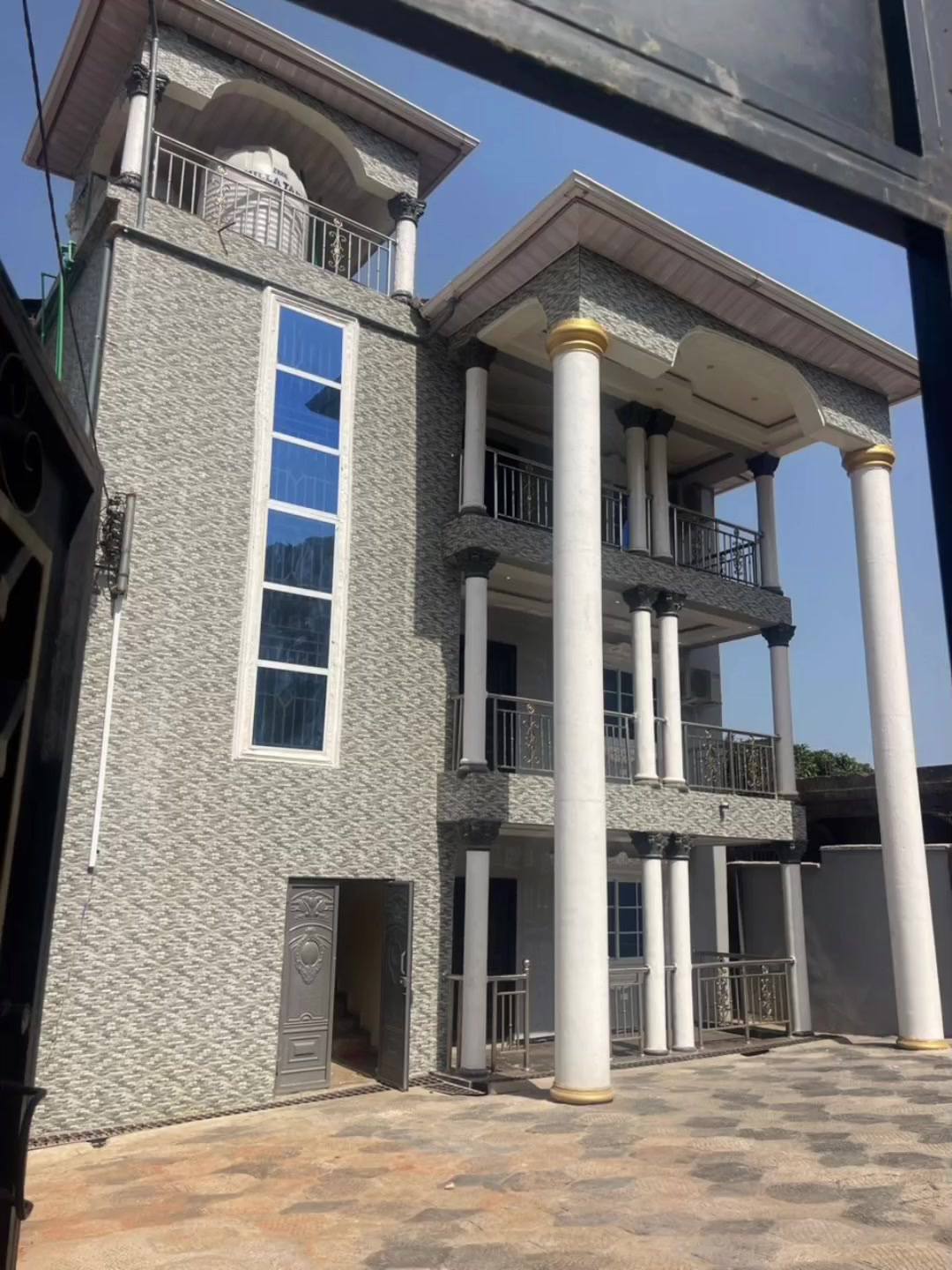 @Business Estate agent (Jen62)