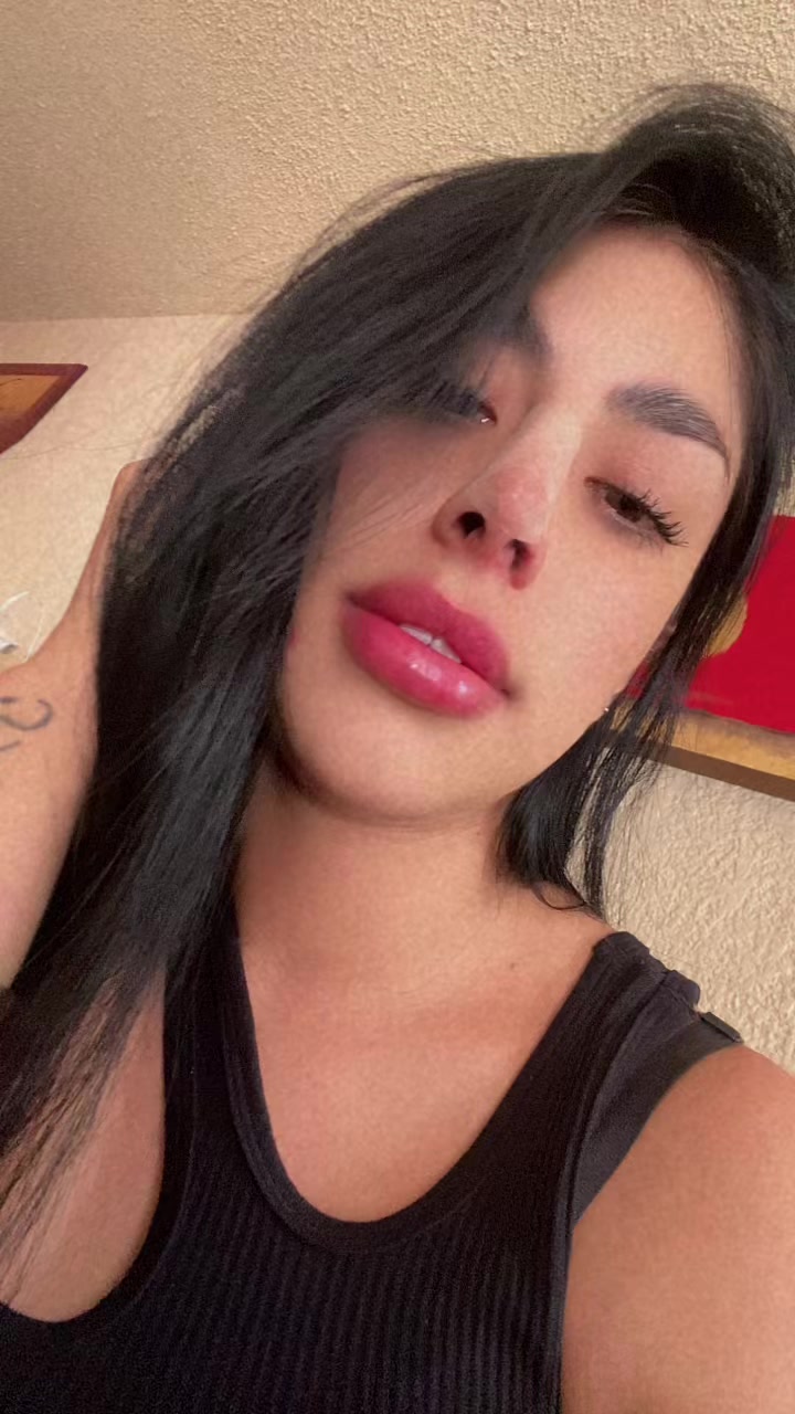 @👩🏻🎀