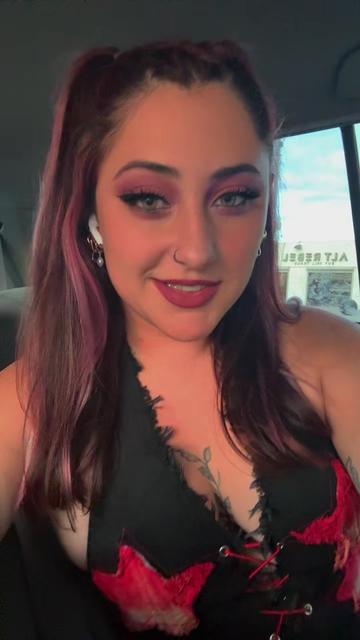@Kelly 💖 Streamer + Gamer 🎮✨