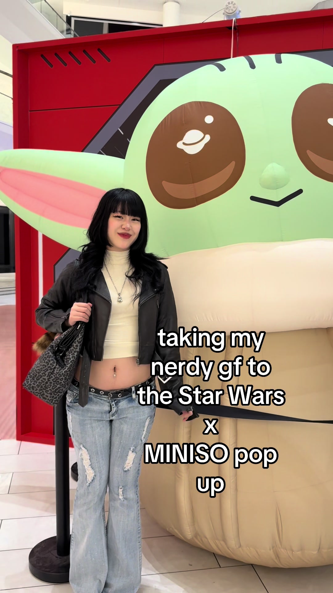 @>_<