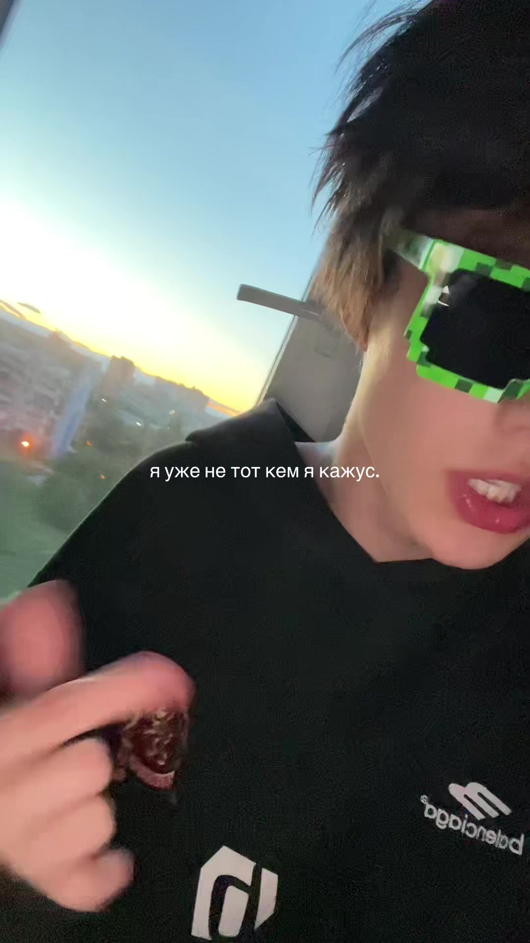 @>.<