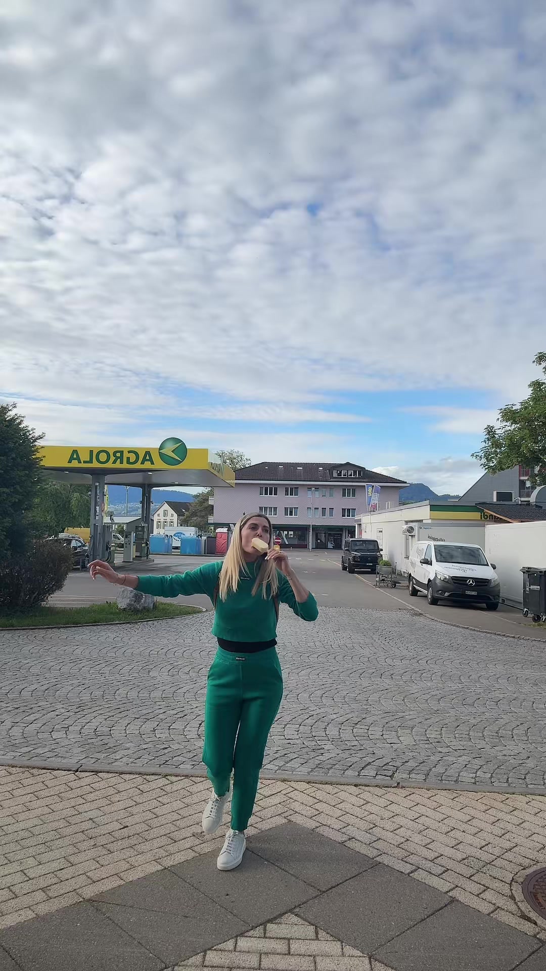 @adeluza85