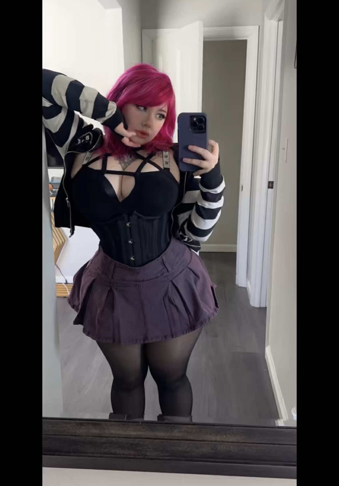 @venomous_dolly