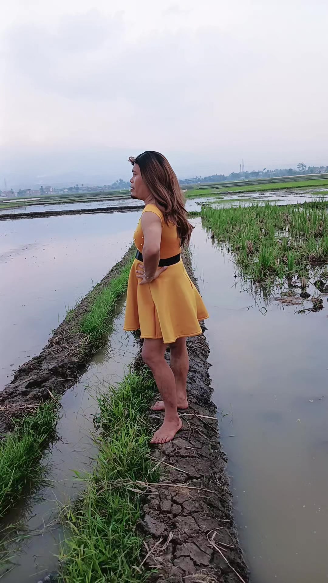 @manda si artis nyebur sawah