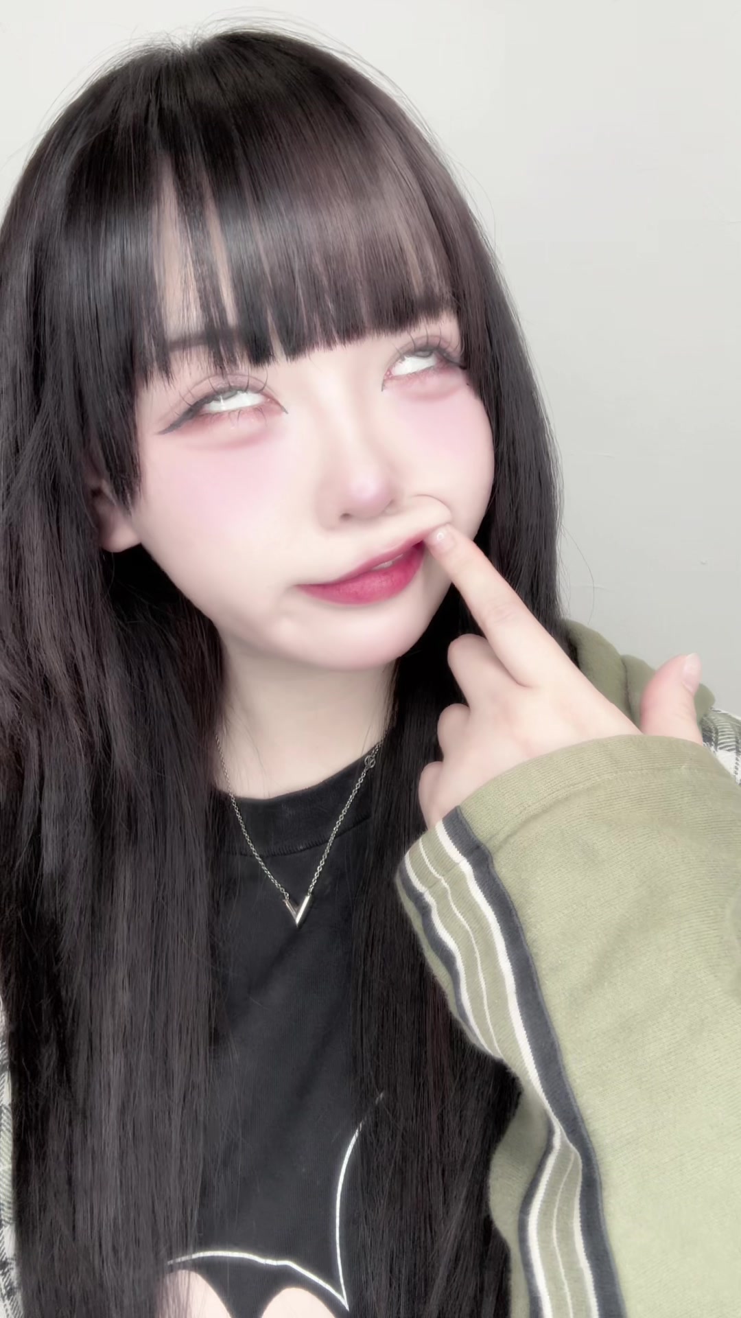 @にこり