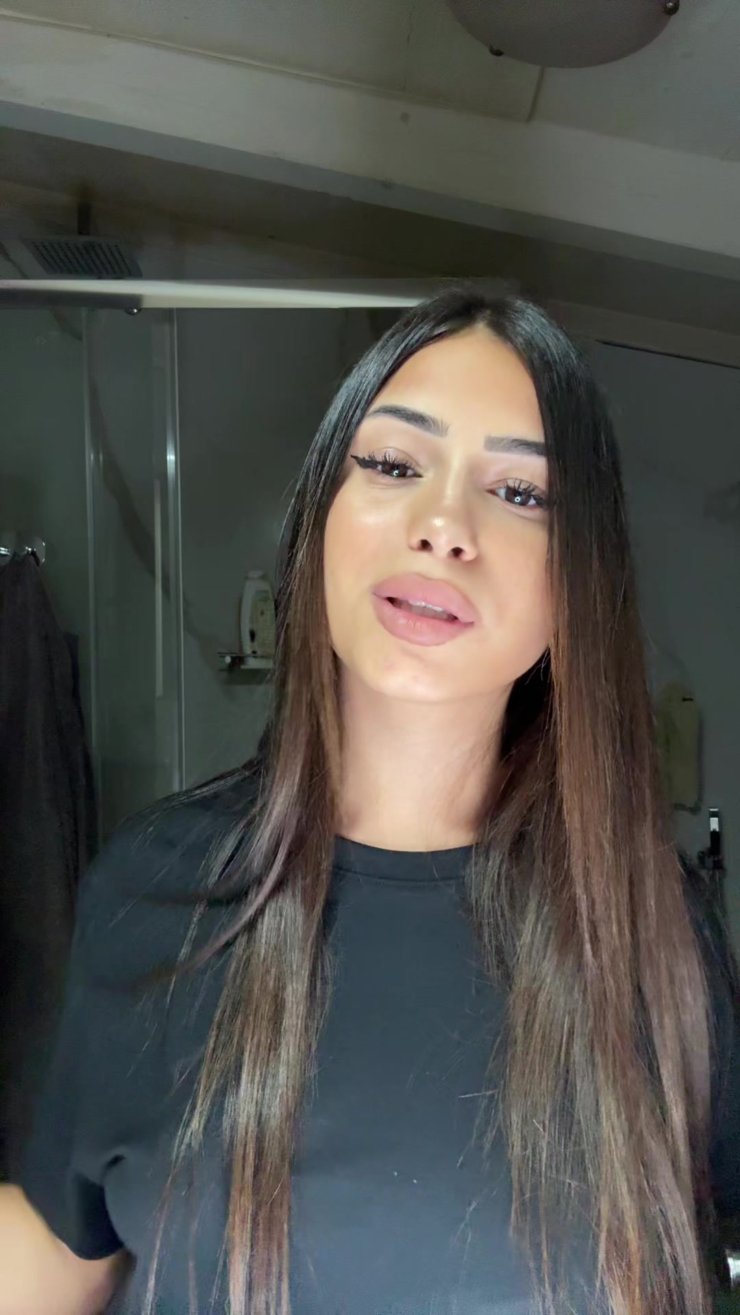 @elisaangiius