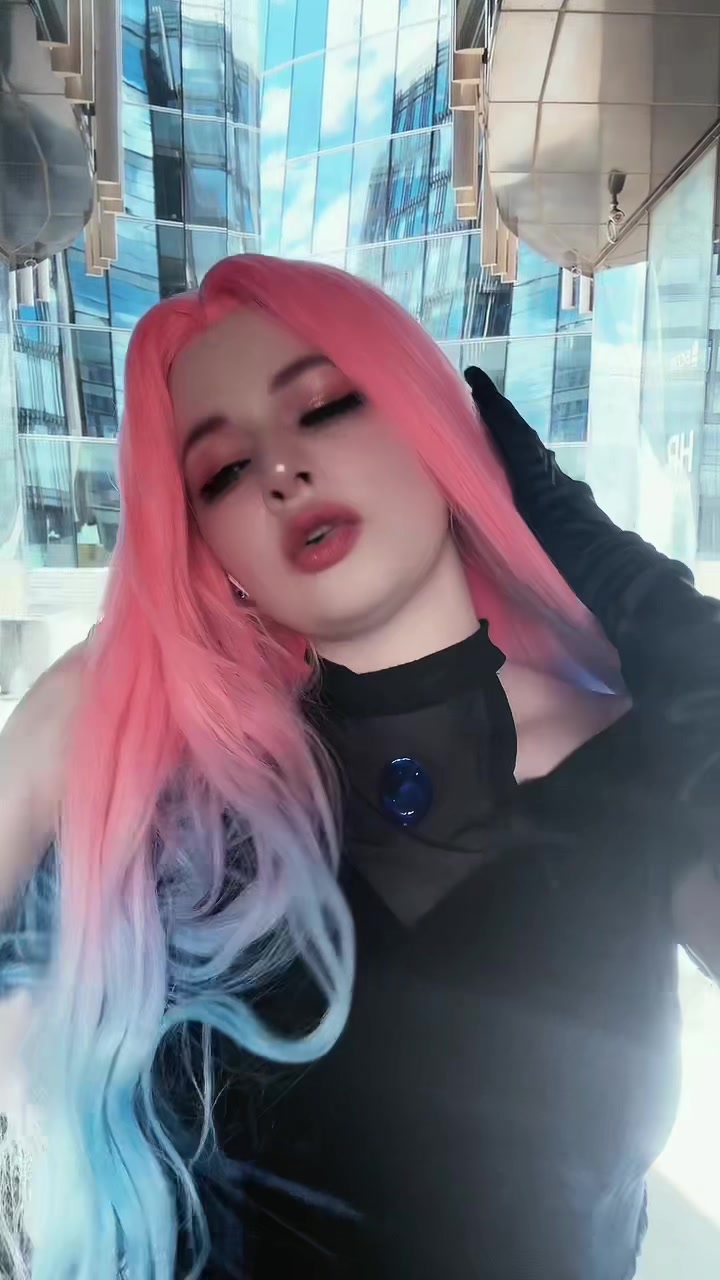 @юна иногда косплеит.