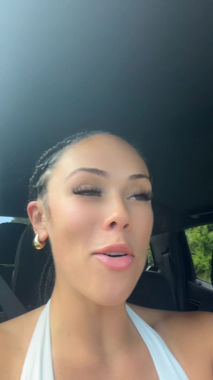 @wealthylauren_