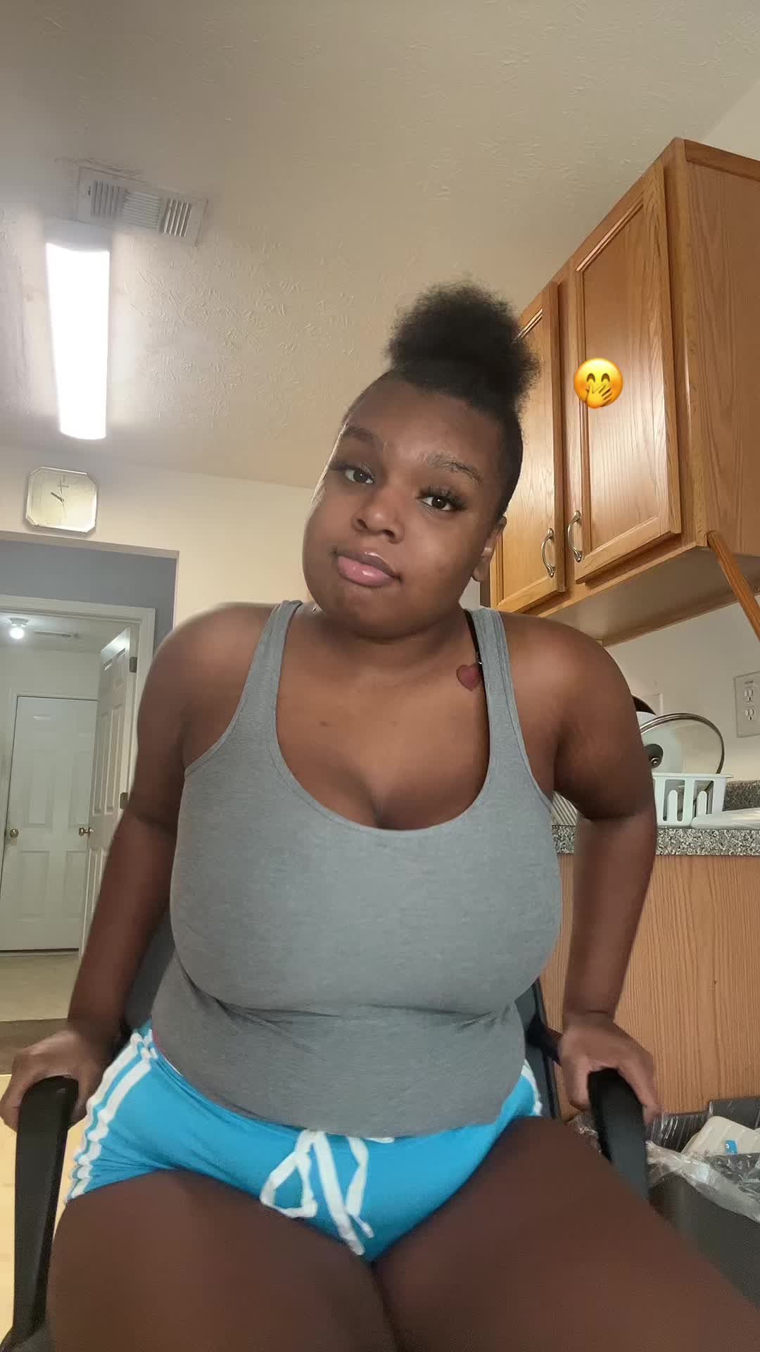 @Prettylil_ayanna15
