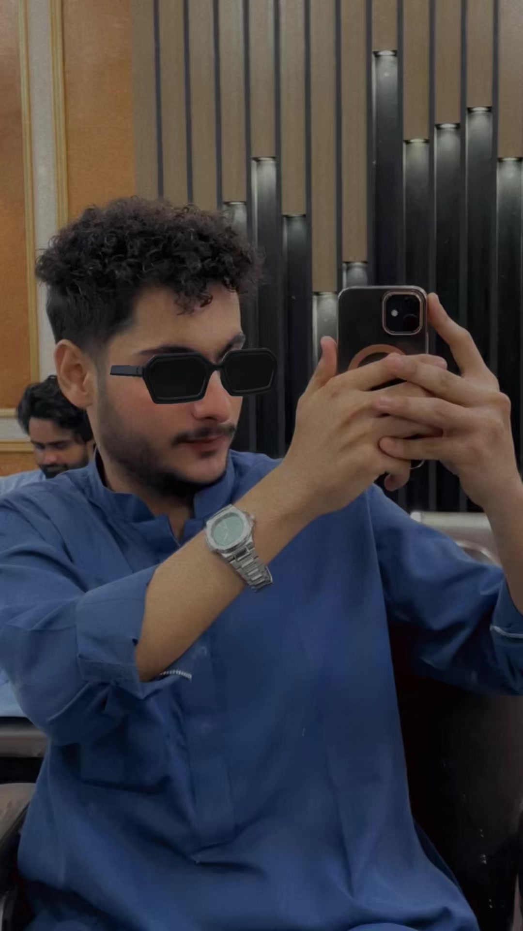 @𝓜𝓻_𝓩𝓮𝓮𝓼𝓱𝓾