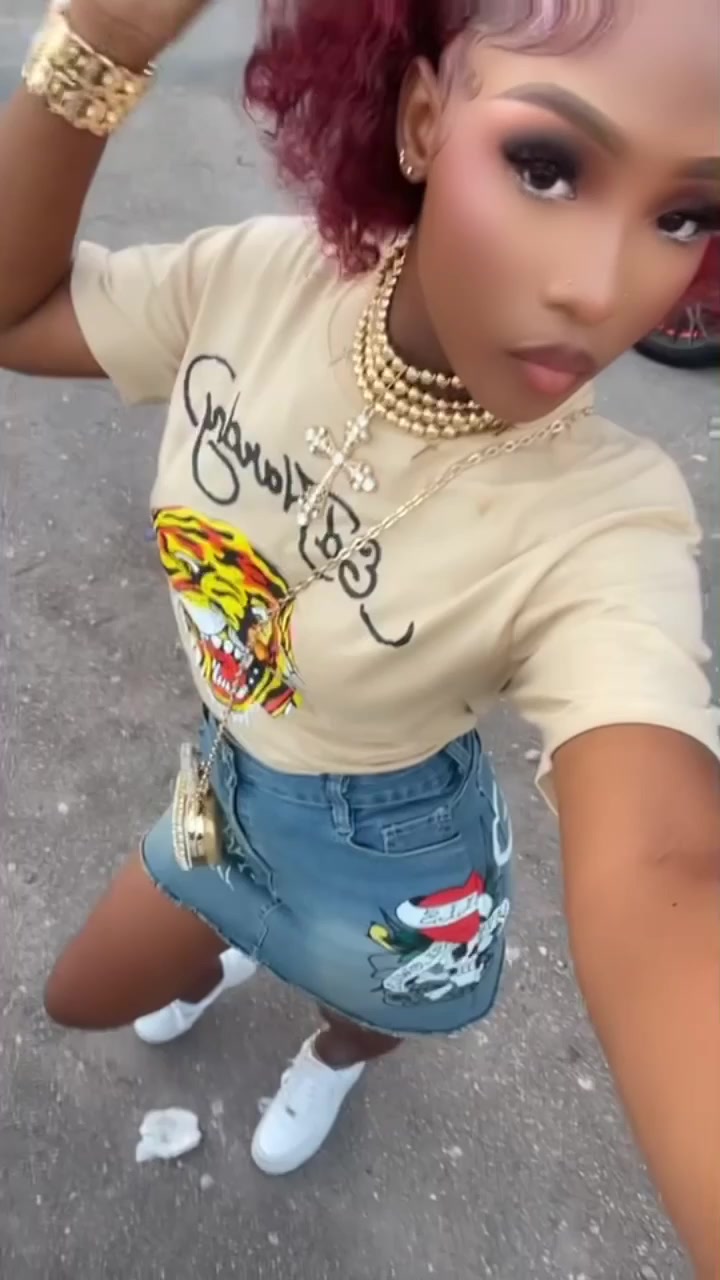 @niaabaee__