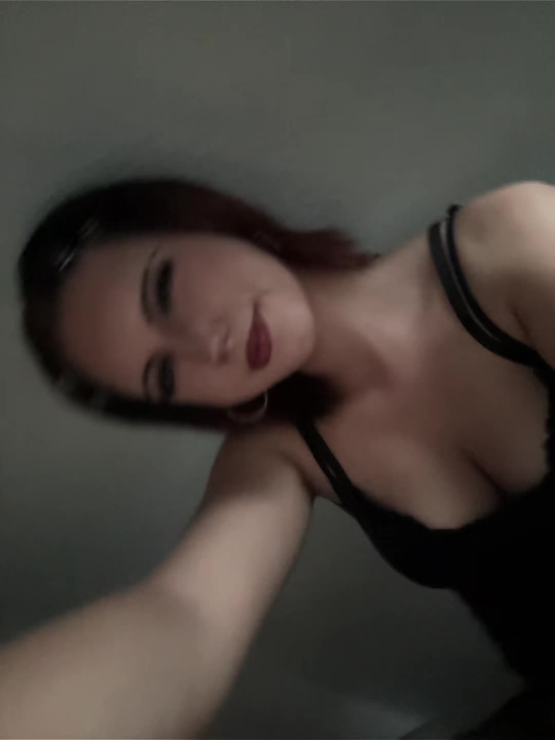 @>⩊<