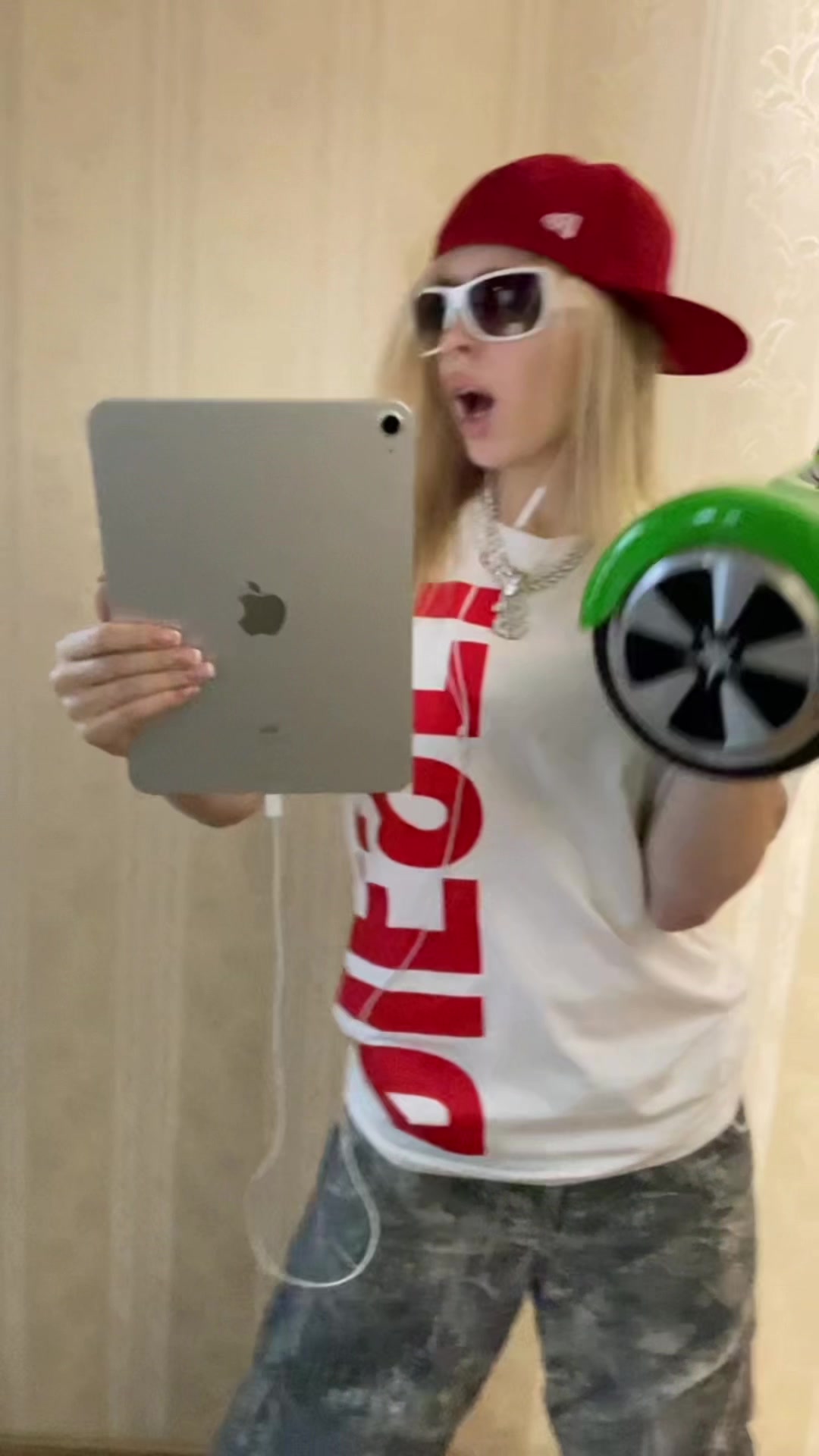 @lizzitak