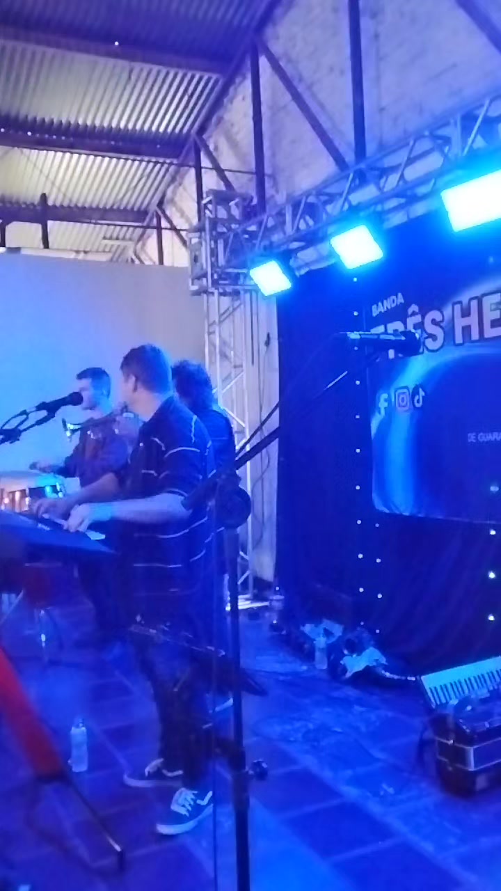 @Três Hermanos