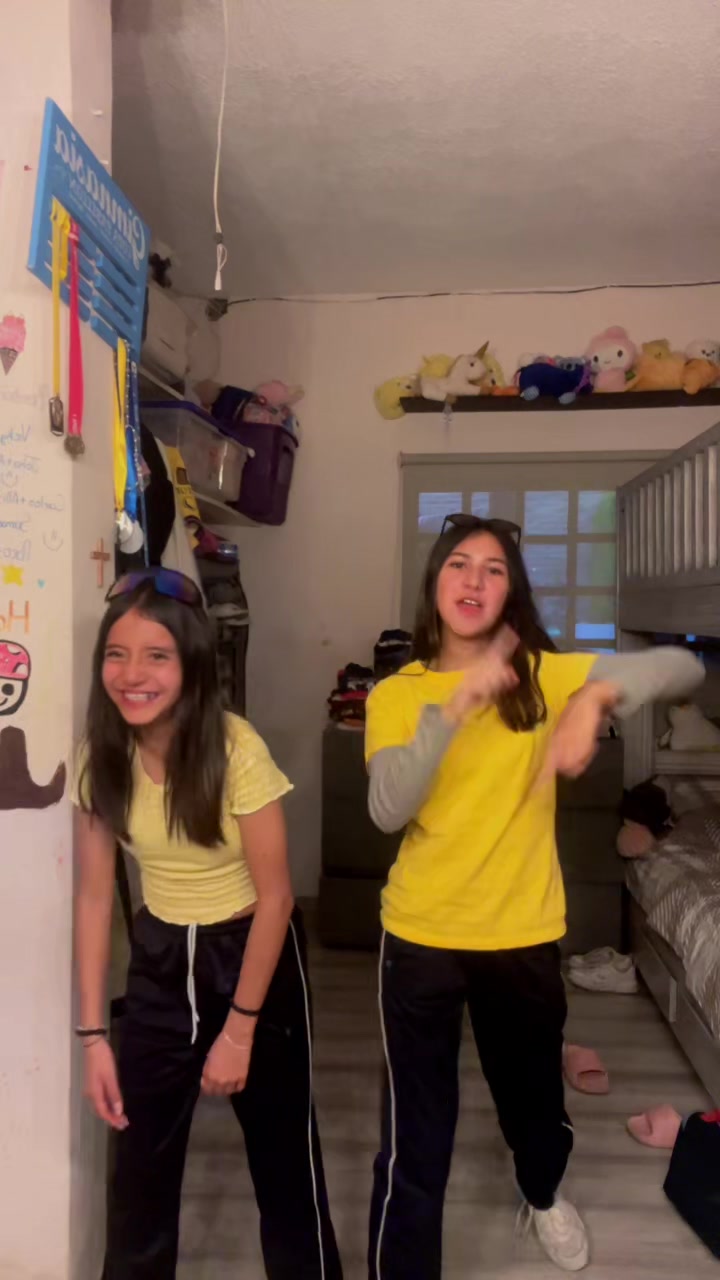 @👯&zwj;♀️👐🏽