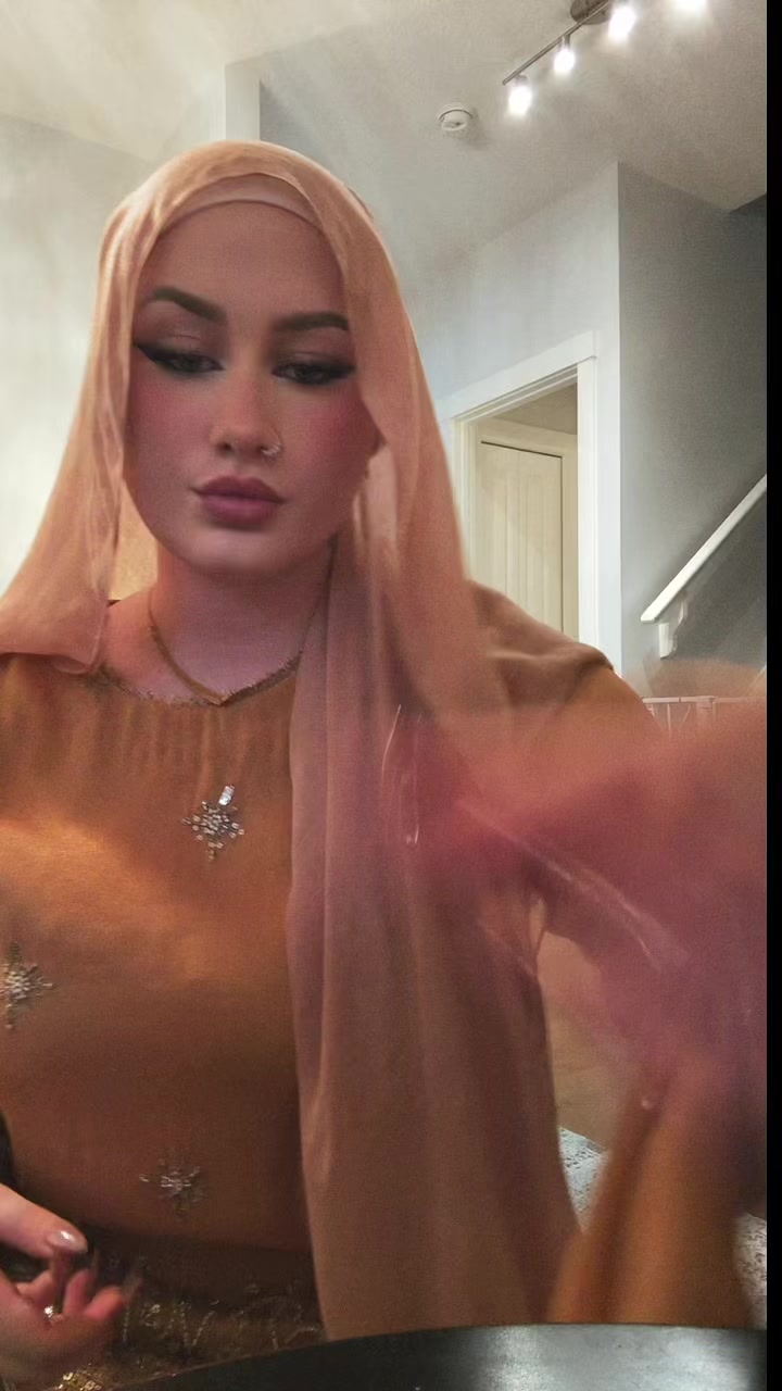 @mynameeisella