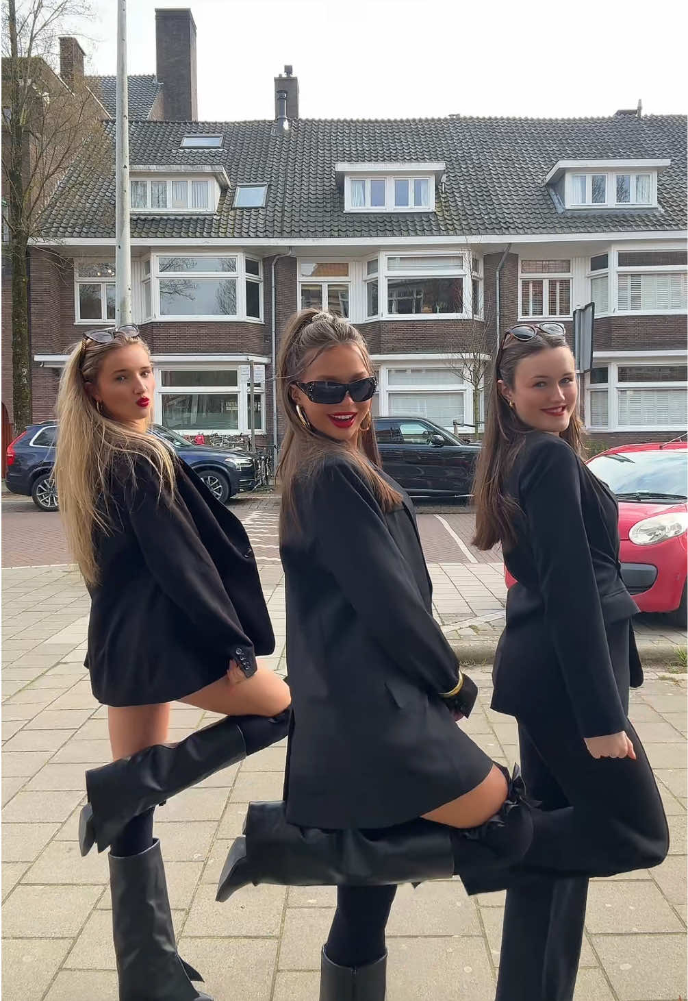 @<33