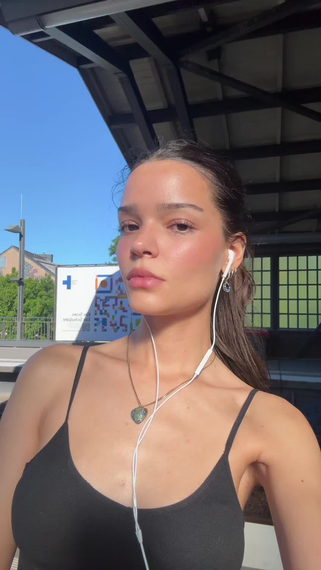 @modelazrajones