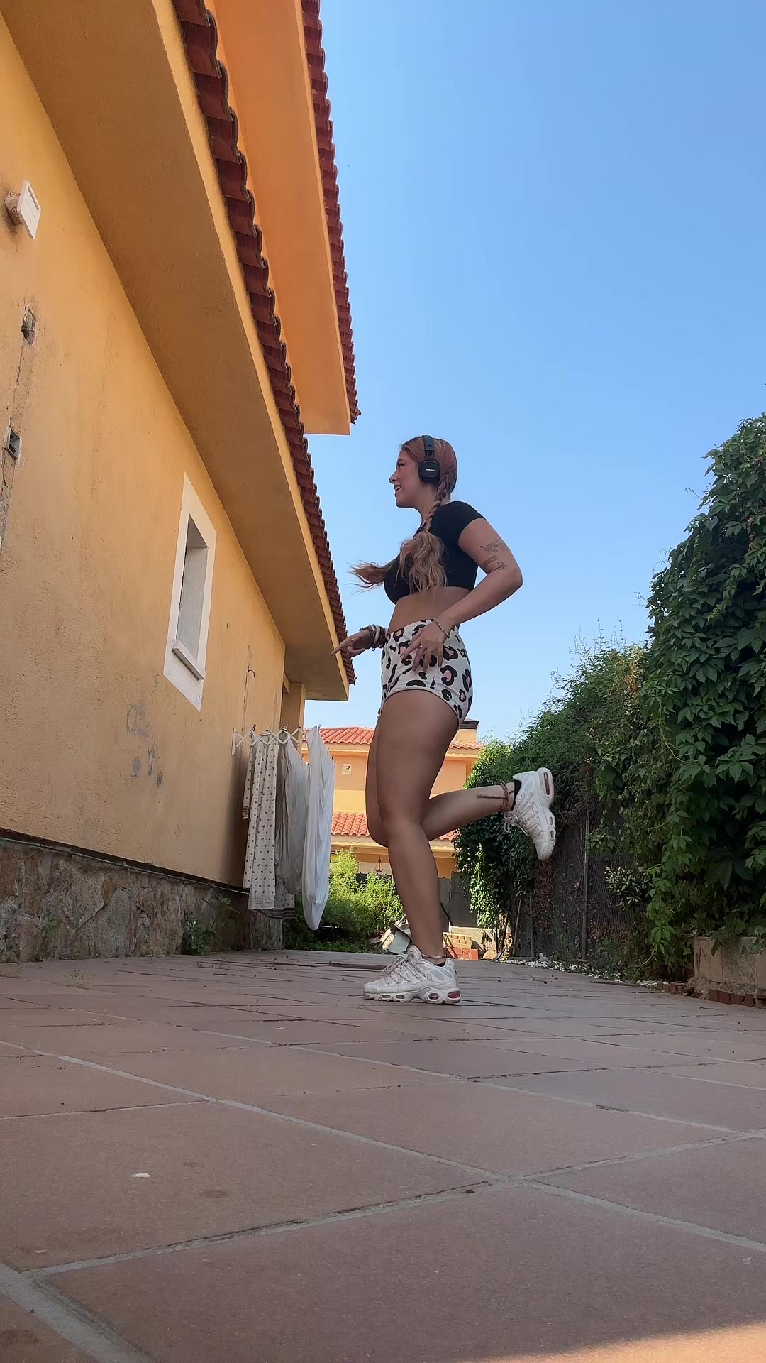 @𝔰𝔞𝔯𝔞🦋