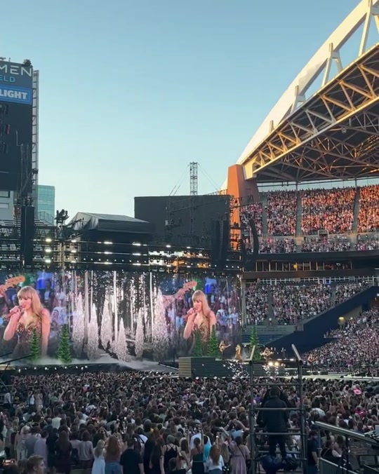 @𓂃꙳⋆videos from the eras tour