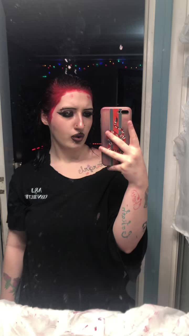 @🧛🏻&zwj;♀️𐕣 𝒜𝓃𝓃𝒶 𐕣🦇