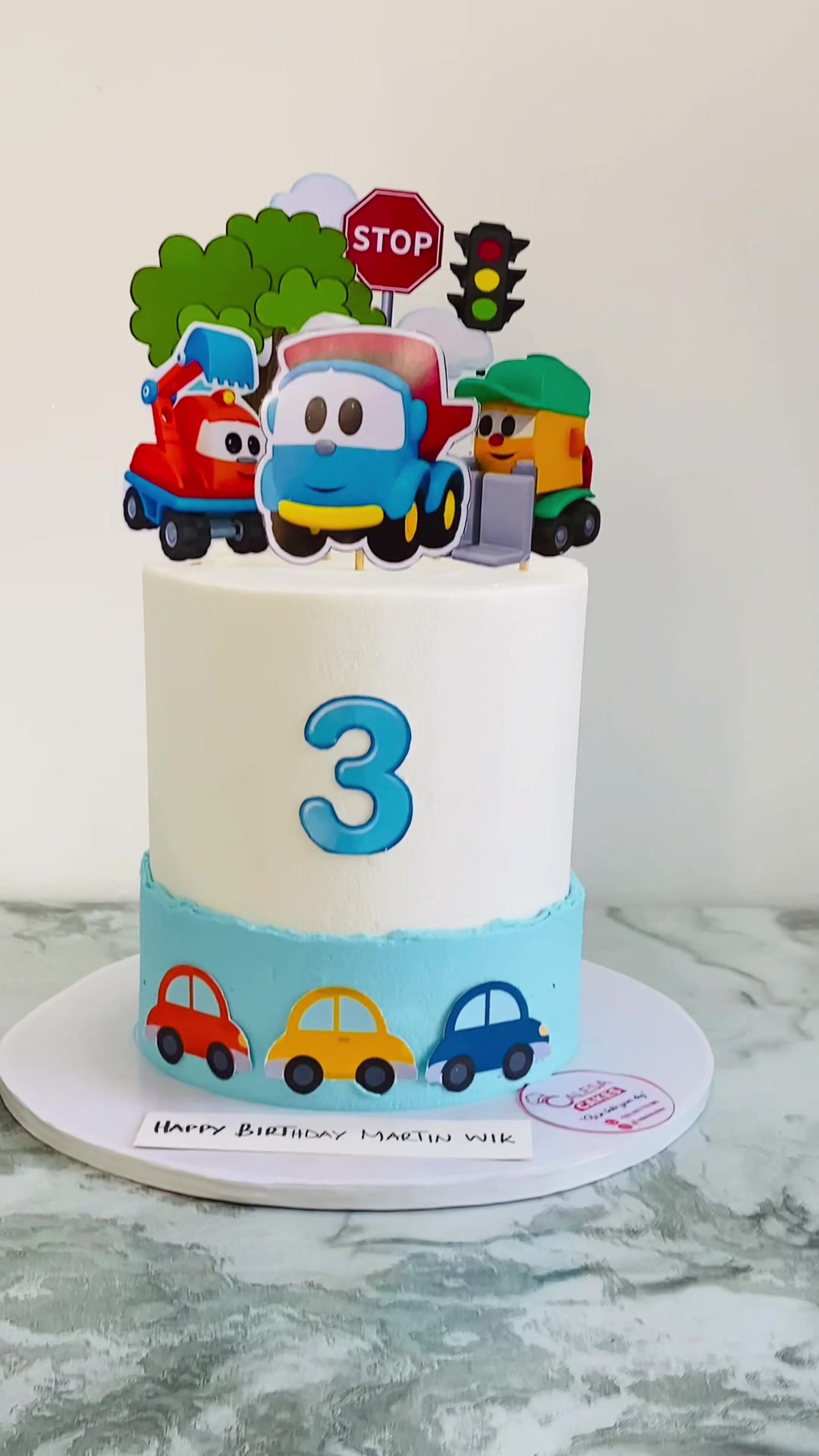 @calesacakes